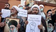 Iranís protestan con pancartas frente a la embajada de Francia en Teherán por el concurso de caricaturas sobre el líder Alí Jameneí en la revista "Charlie Hebdo"