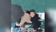 En China, dos hombres de la provincia de Henan usan bicis acuáticas por seis horas para ahorrarse el pasaje del ferry que los lleva en una hora al estrecho de Qiongzhou