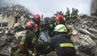 Rescatistas recuperan el cuerpo de una víctima  tras la destrucción.