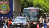 Autoridades policiacas trasladan a los ultranacionalistas detenidos por los ataques, la semana pasada.