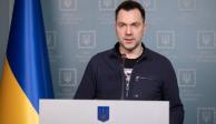 Tras admitir que fuerzas ucranianas desviaron misil ruso que impactó en zona residencial de Dnipro, uno de los asesores de la oficina presidencial, Oleksi Arestovich, dimitió a su cargo