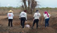 Madres buscadoras de Sonora, en la Costa de Hermosillo, en una búsqueda donde encontraron en carboneras restos calcinados con camas de restos óseos, el 31 de julio del 2022.