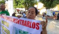 Los padres de los menores desaparecidos, durante la manifestación realizada en el Zócalo de Cuernavaca, ayer.