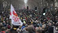 Miles de manifestantes participan en una marcha en protesta contra las reformas al sistema de pensiones propuestas por el presidente Emmanuel Macron.