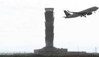 En la imagen, un avión despega del Aeropuerto Internacional Felipe Ángeles. La SICT señaló que el reordenamiento de carga nacional y extranjera del AICM considera necesidades del sector