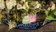 Flores y una bufanda del Charlotte FC de la MLS afuera del Bank of America Stadium, en homenaje a Anton Walkes.