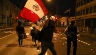 Manifestantes participan en la marcha 'Toma Lima' para manifestarse contra la presidenta de Perú, Dina Boluarte
