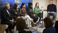 Greta Thunberg (con el micrófono), en un encuentro con luchadoras climáticas en Suiza, ayer.