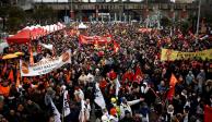 Trabajadores y sindicalistas saturan puntos en París contra la reforma, ayer.