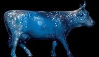 La Vía Láctea, intervención sobre vaca en fibra de vidrio, tamaño natural, 2005.