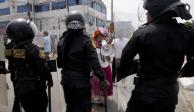 Un manifestante antigubernamental desafía a la policía que rodea la Universidad de San Marcos en Lima, Perú, el sábado 21 de enero de 2023.