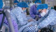 Trabajadores médicos auxilian a un paciente en un hospital en Meishan