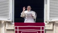 El Papa Francisco entrega su bendición&nbsp; desde la ventana de su estudio con vista a la Plaza de San Pedro, este domingo.