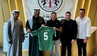 Carlos "Gullit" Peña posa con la playera del Al-Dhaid Sharjah de Emiratos Árabes Unidos, su nuevo club