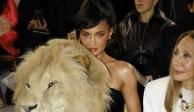 Kylie Jenner apareció con una cabeza de león gigante en París Fashion Week