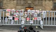 Periodistas colocaron un memorial en las vallas frente a la puerta de Palacio Nacional, el pasado 25 de enero de 2022.