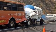 Choque entre pipa de gas y un camión de pasajeros deja un muerto en la Chamapa- Lechería