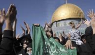 Palestinos sostienen una bandera de Hamas durante una protesta frente a una mezquita