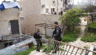 Integrantes de las fuerzas israelíes resguardan la vivienda de un presunto terrorista, ayer.