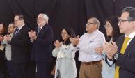 El rector Enrique Graue (centro) durante un homenaje a Yaretzi Hernández, ayer.