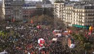 Trabajadores en París exigen dar marcha atrás al proyecto de reforma de pensiones, ayer.