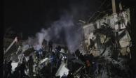 Trabajadores de emergencias y vecinos retiran escombros tras el impacto de un cohete ruso contra un edificio de apartamentos en Kramatorsk, Ucrania.