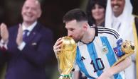 El delantero besa la Copa del Mundo que ganó en diciembre pasado con su selección.