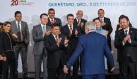 El Presidente López Obrador (centro) con integrantes de la Conago, ayer.