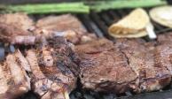 Preparar carne asada es una de las tradiciones favoritas de los mexicanos durante transmisión del Super Bowl.