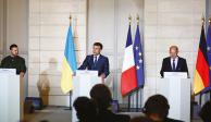 El presidente francés, Emmanuel Macron (centro), durante una declaración conjunta con el presidente de Ucrania (izquierda), y el canciller alemán, Olaf Scholz (derecha), en el Palacio del Elíseo en París, ayer.