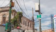 “Diablitos” de luz  colgados en postes de luz eléctrica, en Santa María la Ribera.