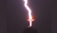 El momento en que un rayo cae sobre la estátua del Cristo Redentor en Río de Janeiro, Brasil, quedó capturado por la lente de un fotógrafo