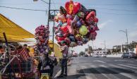 Vendedor de globos alusivos al Día de San Valentín en el Mercado de Jamaica, alcaldía Venustiano Carranza.