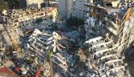 Equipos de rescate remueven escombros en edificios de Antakya, Turquía, el viernes.