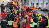 Grupos de rescatistas en los escombros de un edificio en Hatay, Turquía.