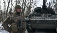 Un soldado ucraniano se encuentra en su posición en el frente cerca de Bakhmut, región de Donetsk, Ucrania, el jueves 9 de febrero de 2023.