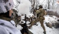 Un soldado ucraniano dispara una granada hacia posiciones rusas en una línea de frente cerca de la ciudad de Marinka, ayer.