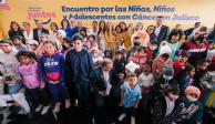 Enrique Alfaro (al fondo), Gobernador de Jalisco, ratifica su compromiso para la atención del cáncer en niños y adolescentes.