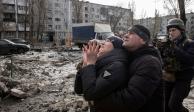 Una mujer reacciona al ver que su  hermano es rescatado después de que un bloque de apartamentos resultó dañado por un ataque con misiles, en Donetsk, Ucrania, ayer.