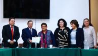 La fiscal (centro), ayer, al entregar el documento a Fausto Zamorano, presidente de la Mesa Directiva del Congreso local.