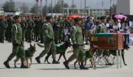 Elementos del Ejército, ayer, en el homenaje al perro rescatista.