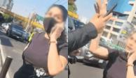 'Lady Anubis', así bautizan en redes a mujer que agredió a policías para evitar infracción.