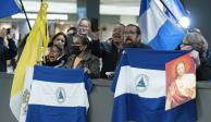 Simpatizantes de los presos políticos de Nicaragua esperan su llegada al aeropuerto de  Chantilly, Virginia, Estados Unidos, el pasado jueves.