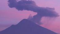 Una columna de ceniza emitida por el volcán Popocatépetl se dispersa durante el amanecer del día en esta imagen tomada en enero de 2023