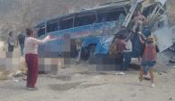 Autobús termina volcado en Oaxaca; reportan muertos y heridos