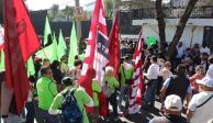 Manifestantes reunidos afuera de las instalaciones del INE, durante la tarde de ayer.