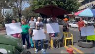 Habitantes de la zona norte de la capital de Morelos exhiben cartulinas con sus demandas en uno de los bloqueos registrados ayer, debido a la falta de agua.