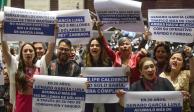 Diputados de Morena mostraron cartulinas en contra del exsecretario y el expresidente, ayer.