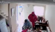 En redes sociales circula un video en el que un paramédico roba dinero a una mujer de la tercera edad que acababa de morir