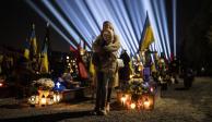 Familiares de ucranianos caídos, en un evento de “luces de la memoria”, ayer.